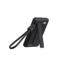 將圖片載入圖庫檢視器 VIONTA D5 Qi2 固態式無線支架款行動電源 5000mAh 搭配 OMNIA P3 USB-C 33W迷你快充電源供應器 (附多國轉接頭)