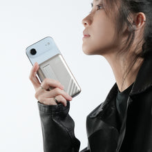 將圖片載入圖庫檢視器 VIONTA D10 Qi2 固態式無線支架款行動電源 10000mAh 搭配 iLinio FS120 USB-C 100W 磁吸支架充電線