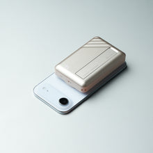 將圖片載入圖庫檢視器 VIONTA D10 Qi2 固態式無線支架款行動電源 10000mAh 搭配 iLinio FS120 USB-C 100W 磁吸支架充電線