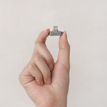 將圖片載入圖庫檢視器 iKlips S USB-C 超微型指紋加密SSD 256GB 灰 (10入組)