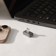 將圖片載入圖庫檢視器 iKlips S USB-C 超微型指紋加密SSD 256GB 灰 (10入組)