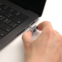 將圖片載入圖庫檢視器 iKlips S USB-C 超微型指紋加密SSD 256GB 灰 (10入組)