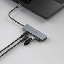 將圖片載入圖庫檢視器 CASA Hub A04 USB-C Gen2 四合一高速資料傳輸集線器 + iKlips Duo+ 極速iPhone &amp; iPad專用隨身碟 128GB
