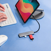 將圖片載入圖庫檢視器 CASA Hub A04 USB-C Gen2 四合一高速資料傳輸集線器 + iKlips Duo+ 極速iPhone &amp; iPad專用隨身碟 128GB
