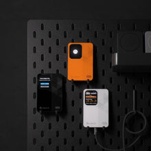 將圖片載入圖庫檢視器 VIONTA M5 磁吸無線行動電源 5000mAh 搭配 AVISTAR C02 雙模版 超微型智慧全球定位卡（卡片款）
