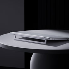 將圖片載入圖庫檢視器 STAND Air 超薄筆電支架 搭配 STAND DS1 直立式筆電支架 &amp; Hub SE10 USB-C 十合一多功能集線器

