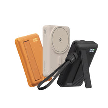 將圖片載入圖庫檢視器 VIONTA D5 Qi2 固態式無線支架款行動電源 5000mAh 搭配 OMNIA P3 USB-C 33W迷你快充電源供應器 (附多國轉接頭)
