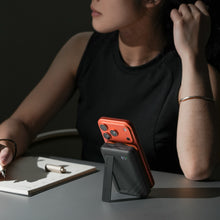 將圖片載入圖庫檢視器 VIONTA D5 Qi2 固態式無線支架款行動電源 5000mAh 搭配 OMNIA P3 USB-C 33W迷你快充電源供應器 (附多國轉接頭)
