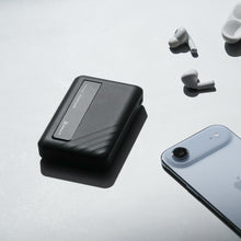 將圖片載入圖庫檢視器 VIONTA D5 Qi2 固態式無線支架款行動電源 5000mAh 搭配 OMNIA P3 USB-C 33W迷你快充電源供應器 (附多國轉接頭)
