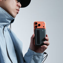 將圖片載入圖庫檢視器 VIONTA D10 Qi2 固態式無線支架款行動電源 10000mAh 搭配 iLinio C100 USB-C 100W 磁吸充電線 (一組二入)
