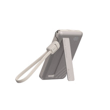 將圖片載入圖庫檢視器 VIONTA D5 Qi2 固態式無線支架款行動電源 5000mAh 搭配 AVISTAR C02 雙模版 超微型智慧全球定位卡(卡片款)

