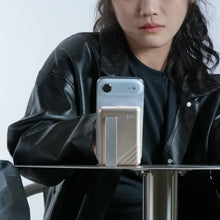 將圖片載入圖庫檢視器 VIONTA D10 Qi2 固態式無線支架款行動電源 10000mAh 搭配 iLinio C100 USB-C 100W 磁吸充電線 (一組二入)
