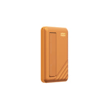 將圖片載入圖庫檢視器 VIONTA D5 Qi2 固態式無線支架款行動電源 5000mAh 搭配 OMNIA P3 USB-C 33W迷你快充電源供應器 (附多國轉接頭)
