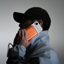 將圖片載入圖庫檢視器 VIONTA D10 Qi2 固態式無線支架款行動電源 10000mAh 搭配 iLinio FS120 USB-C 100W 磁吸支架充電線
