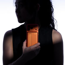 將圖片載入圖庫檢視器 VIONTA D5 Qi2 固態式無線支架款行動電源 5000mAh 搭配 iLinio C100 USB-C 100W 磁吸充電線 (一組二入)
