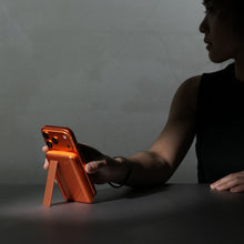 將圖片載入圖庫檢視器 VIONTA D10 Qi2 固態式無線支架款行動電源 10000mAh 搭配 iLinio C100 USB-C 100W 磁吸充電線 (一組二入)
